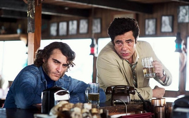 Vizio di forma: tre nuove clip in italiano del film di Paul Thomas Anderson