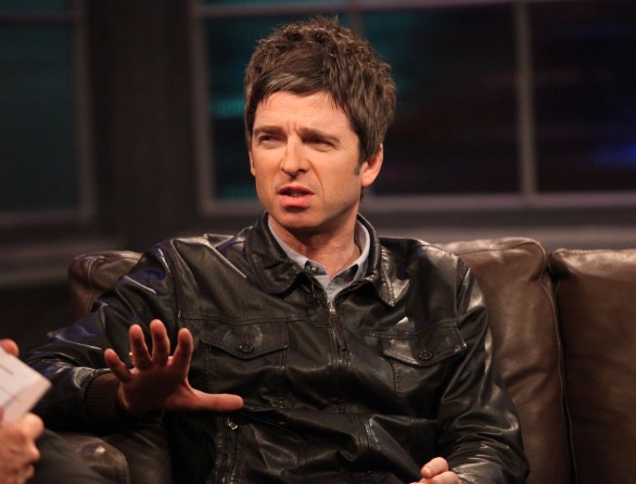 Noel Gallagher contro tutti: 10 possibili future dichiarazioni del cantante, dai Puffi a Peppa Pig