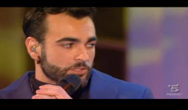 Marco Mengoni a C’è posta per te canta Esseri Umani