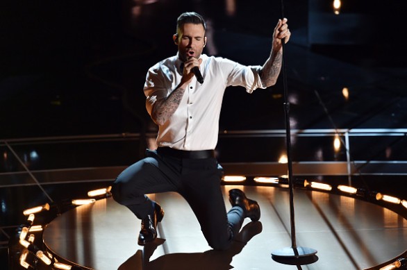 Adam Levine lancia il microfono, colpisce una fan in testa e la fa salire sul palco[video]