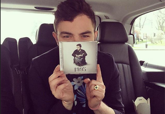 Lorenzo Fragola mostra la prima copia dell’album 1995 [foto e tracklist]