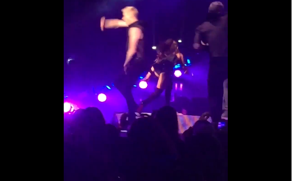 Ariana Grande cade sul palco mentre canta Bang Bang [video]