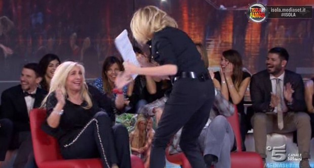 Isola dei famosi 2015, Mara Venier: “La gaffe? Programma decollato sui social, il tapiro, grande riscontro mediatico”