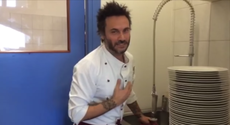 Nek lavapiatti per una scommessa persa: il video di Fatti Avanti Amore ha superato le 3 milioni di visualizzazioni