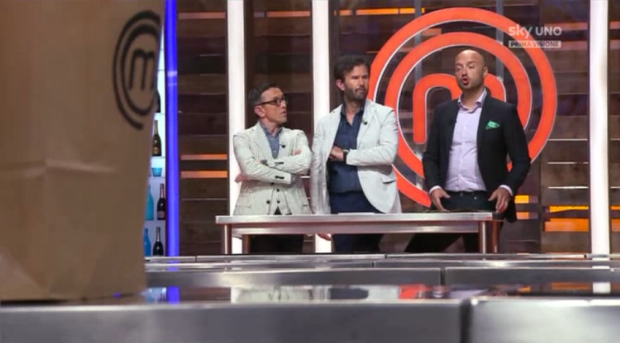 Striscia la notizia e lo spoiler di Masterchef, Sky Italia vuole agire per vie legali: “Se fosse la normalità, sarebbe impossibile organizzare anteprime”