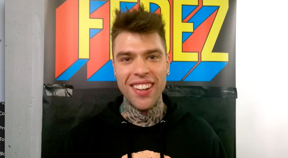 Fedez a Blogo: “Al Pophoolista Tour mi travesto da assorbente. Ecco perché” (Video)