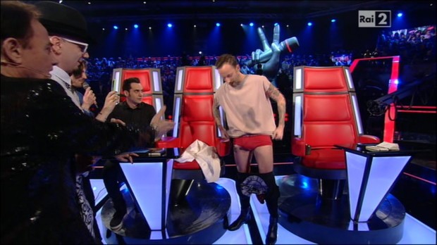The Voice, Francesco Facchinetti ridicolo! Si spoglia in diretta e fa lo Steve Jobs sul web
