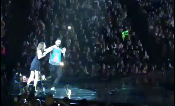 Maroon 5, Adam Levine raggiunto sul palco da una fan [video]