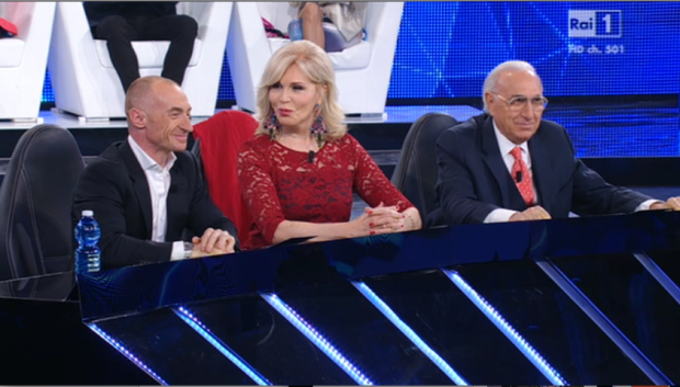 Si può fare, Amanda Lear: “Che fatica, non sono pagata bene. Mi hanno spinto a bastonare, poi…”