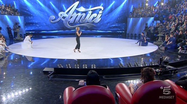 Amici 14, Maria De Filippi corregge gli errori ma la differita penalizza l’evento