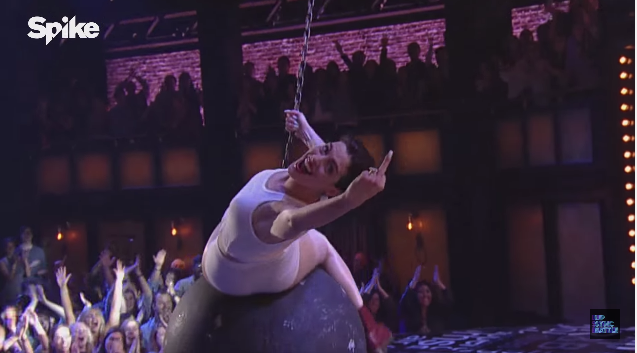 Anne Hathaway lip Sync Wrecking Ball di Miley Cyrus: [video esibizione]