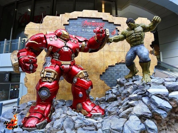 Avengers 2: foto e video della mostra Hot Toys con l’Hulkbuster da 3 metri