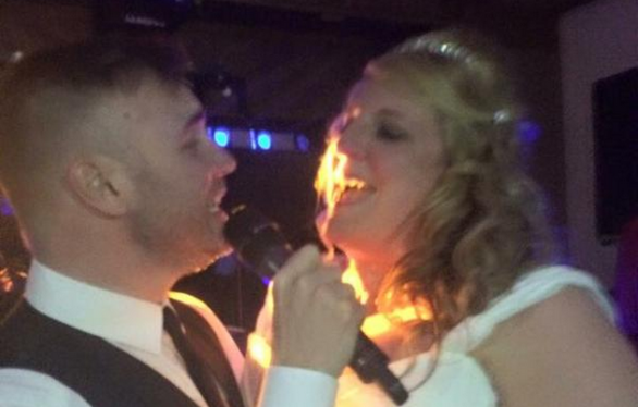 Gary Barlow canta, a sorpresa, al matrimonio di una fan