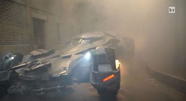 Batman v Superman: foto e video con la nuova Batmobile e i costumi di scena