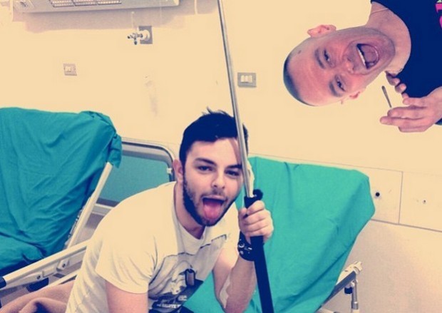 Fabri Fibra contro Lorenzo Fragola: “Svenimenti da promo”