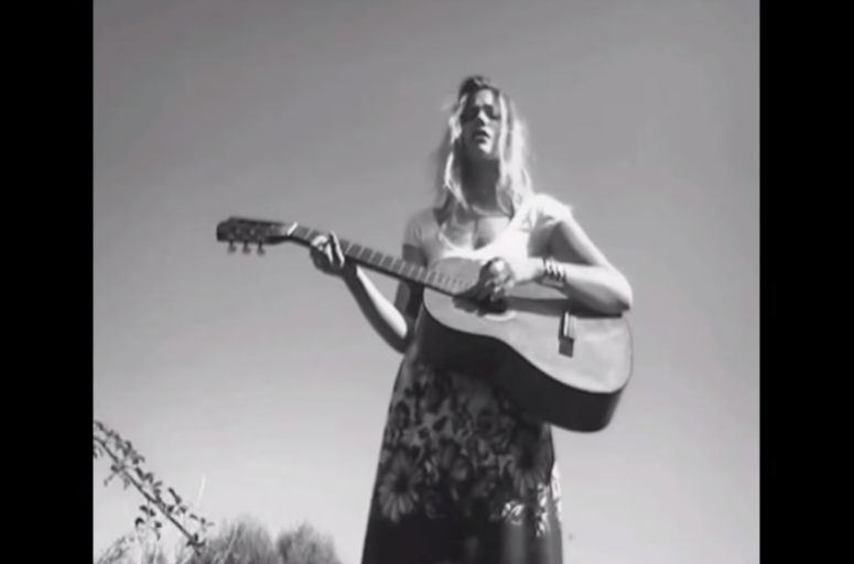 Tea Falco cantante, il video surreale