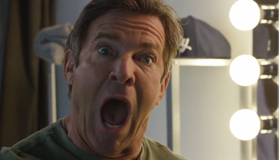 Dennis Quaid perde la testa sul set –  era uno scherzo Funny Or Die