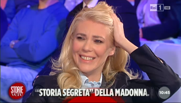 Storie Vere, Paolo Brosio gioca a racchettoni con la Daniele (che converte pure Alessi)