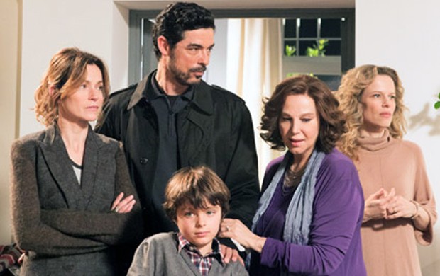 Stasera in tv, 12 aprile 2015: Una Grande Famiglia 3, Report, Il Segreto, il Maurizio Costanzo Show
