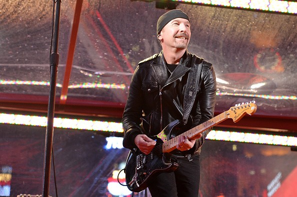 U2, The Edge cade dal palco durante il concerto [video]