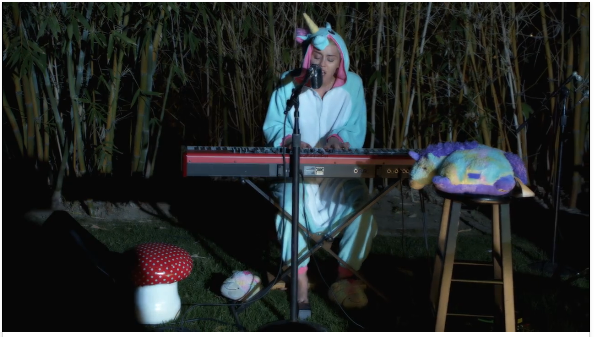 Miley Cyrus canta una canzone per Pablow, il suo pesce palla morto