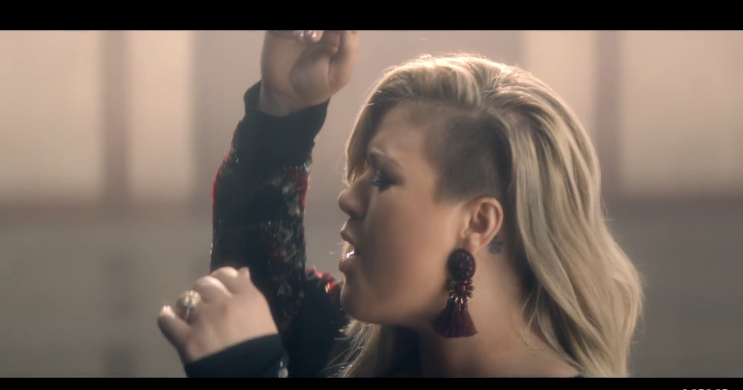 Kelly Clarkson, Invincible: testo, traduzione e video ufficiale