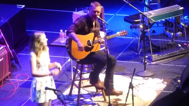 James Hetfield coverizza Adele con la figlia Cali (video)