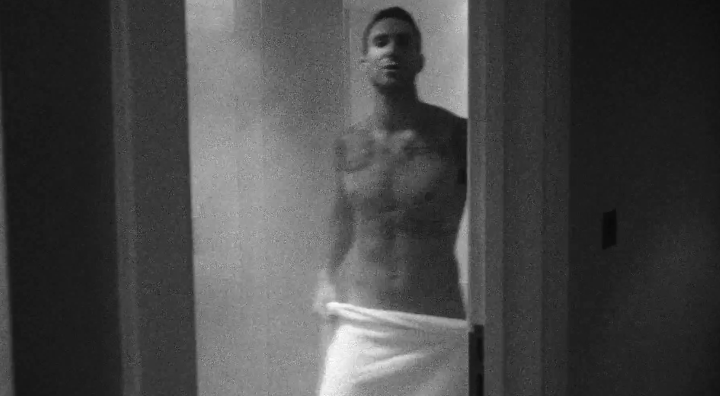 Maroon 5, This Summer’s Gonna Hurt Like a Motherf****r: testo, traduzione e video ufficiale
