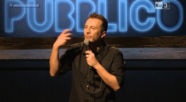 Nemico Pubblico Live, il trionfo dell’antiretorica nello sfascio dell’Italia “salvinista”
