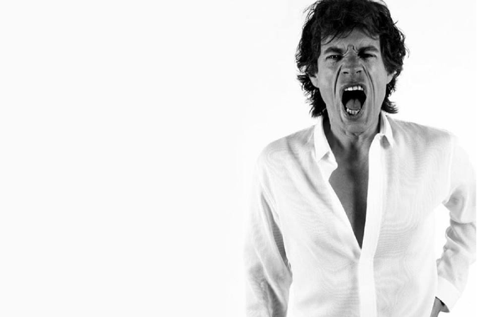 Mick Jagger duetta con un cane (Video)