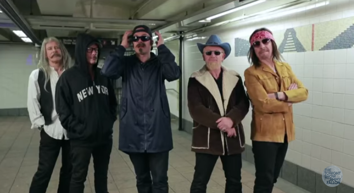 U2, concerto in metropolitana travestiti da artisti di strada (Video)