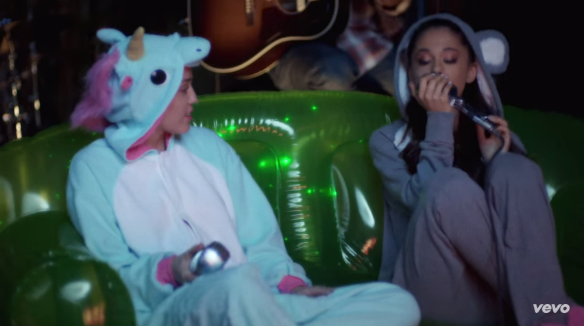 Miley Cyrus e Ariana Grande, cover di Don’t Dream It’s Over dei Crowded House (Video e testo)