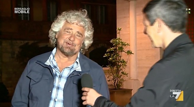 Bersaglio Mobile, puntata 8 maggio 2015: l’intervista a Beppe Grillo (che scherza con Mentana in diretta)