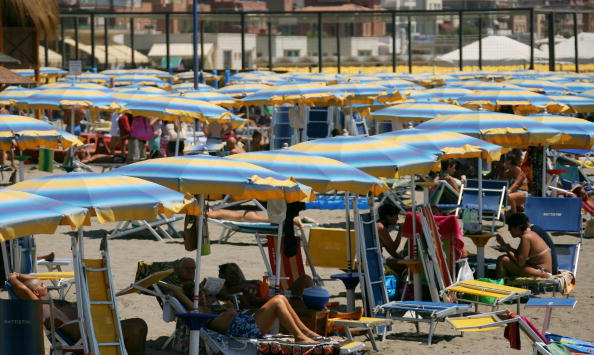 Piscine e stabilimenti balneari riaprono: le regole