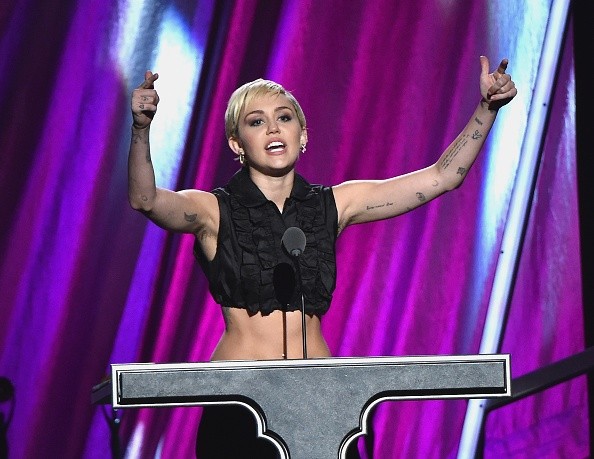 Miley Cyrus nuovo album: la casa discografica non vuole un disco “troppo strano”