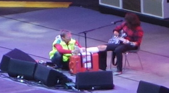Foo Fighters: Dave si rompe una gamba sul palco, ma il concerto continua