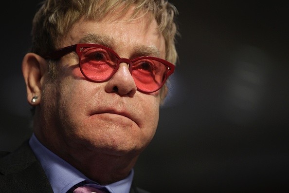 Elton John si infuria e sbraita contro un’assistente durante il concerto. Poi si scusa [video]