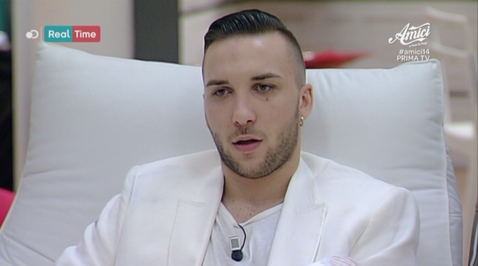 Briga nega foto a fan durante il firmacopie: lei lo riprende e posta tutto su Facebook (VIDEO)