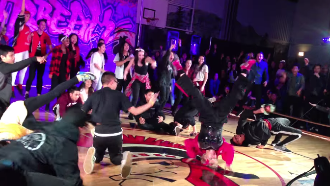 Uptown Funk: insegnante di danza 60enne balla il brano e il video diventa virale