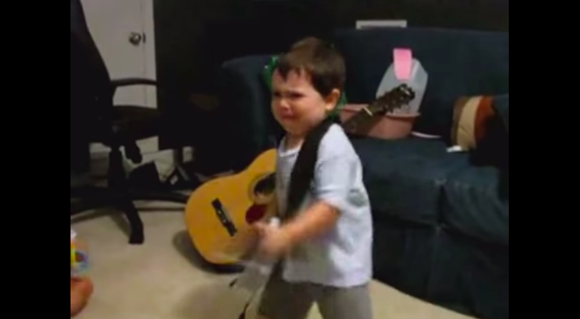 Bambino di due anni scopre i Rage Against The Machine a Guitar Hero (Video)