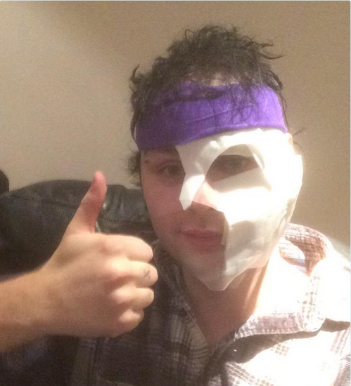 5 Seconds Of Summer, Michael Clifford si brucia la faccia in concerto (Video)