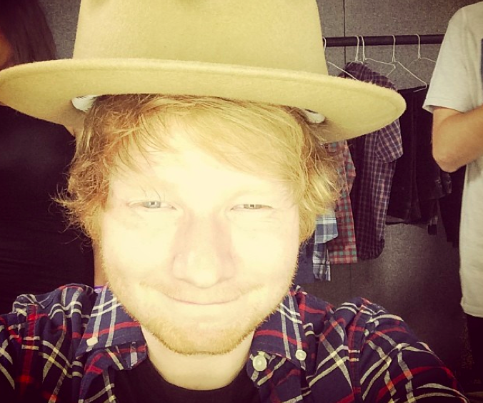 Ed Sheeran, duetto a sorpresa con una fan al centro commerciale (Video)