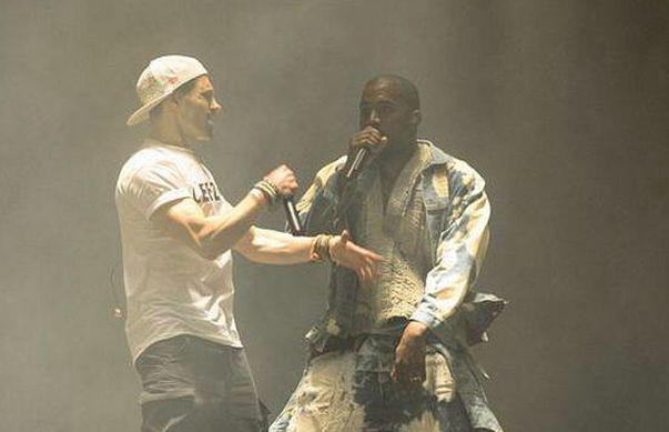 Glastonbury 2015: Kanye West, irruzione sul palco del comico Lee Nelson [video e foto]