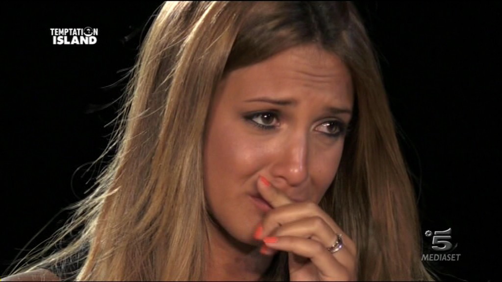 Temptation Island 2015, quinta puntata: Isabella lascia Mauro, Alessandra piange per Emanuele, Dario furioso