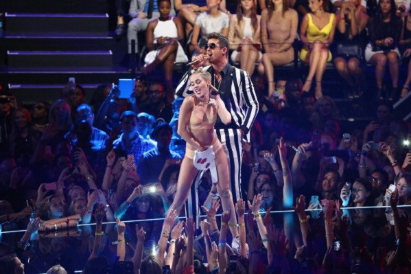 VMA 2015, Miley Cyrus presenta e i genitori americani insorgono: “Spettacolo inadatto per i bambini”