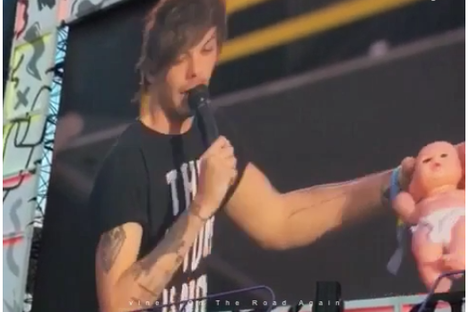 Louis Tomlinson papà? Bambolotto sul palco durante un concerto [video]