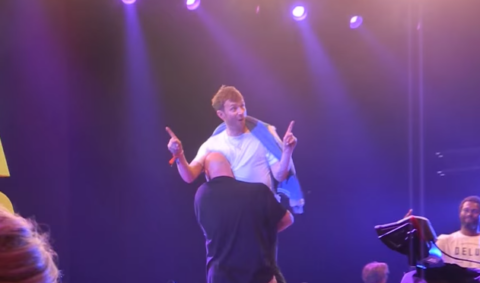 Damon Albarn portato di peso via dal palco dopo cinque ore di concerto [video]