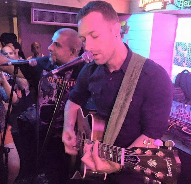 Coldplay, concerto a sorpresa di Chris Martin in un bar di New Dehli