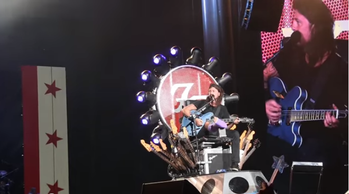 Foo Fighters, Dave Grohl torna sul palco con la gamba fratturata su un trono gigante [video]