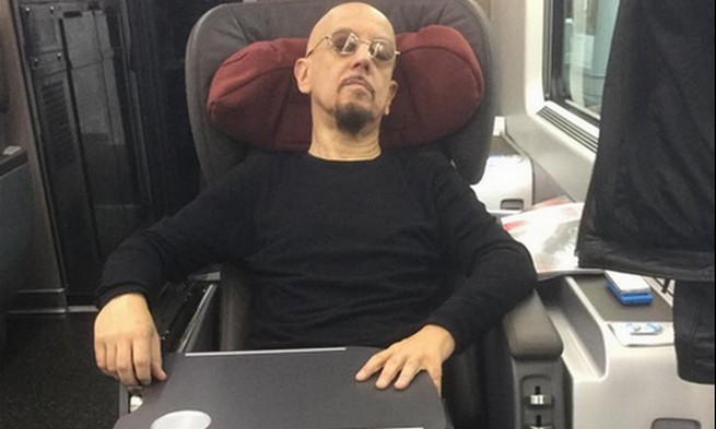 Enrico Ruggeri criticato perché fa pubblicità: “Presto la voce senza vendere la mia anima”